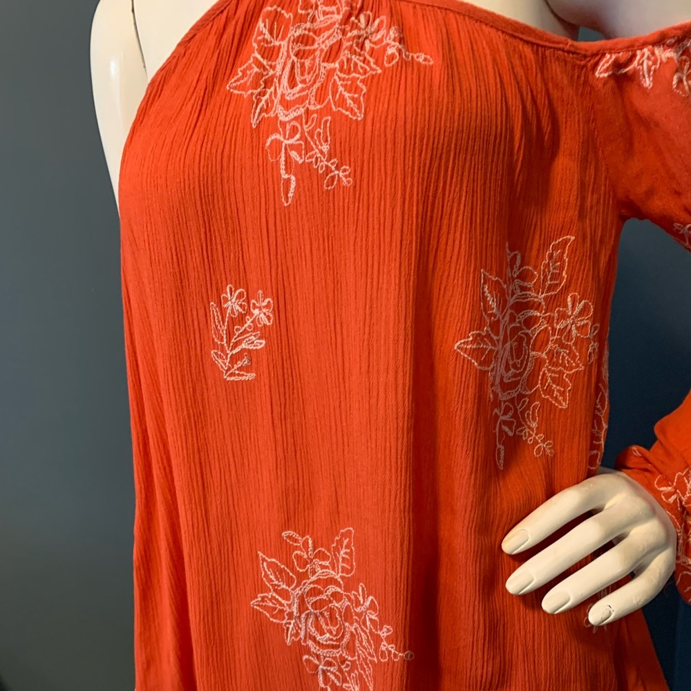 Beautiful brand-New size small,off the shoulders top. - Picture 2 of 11
